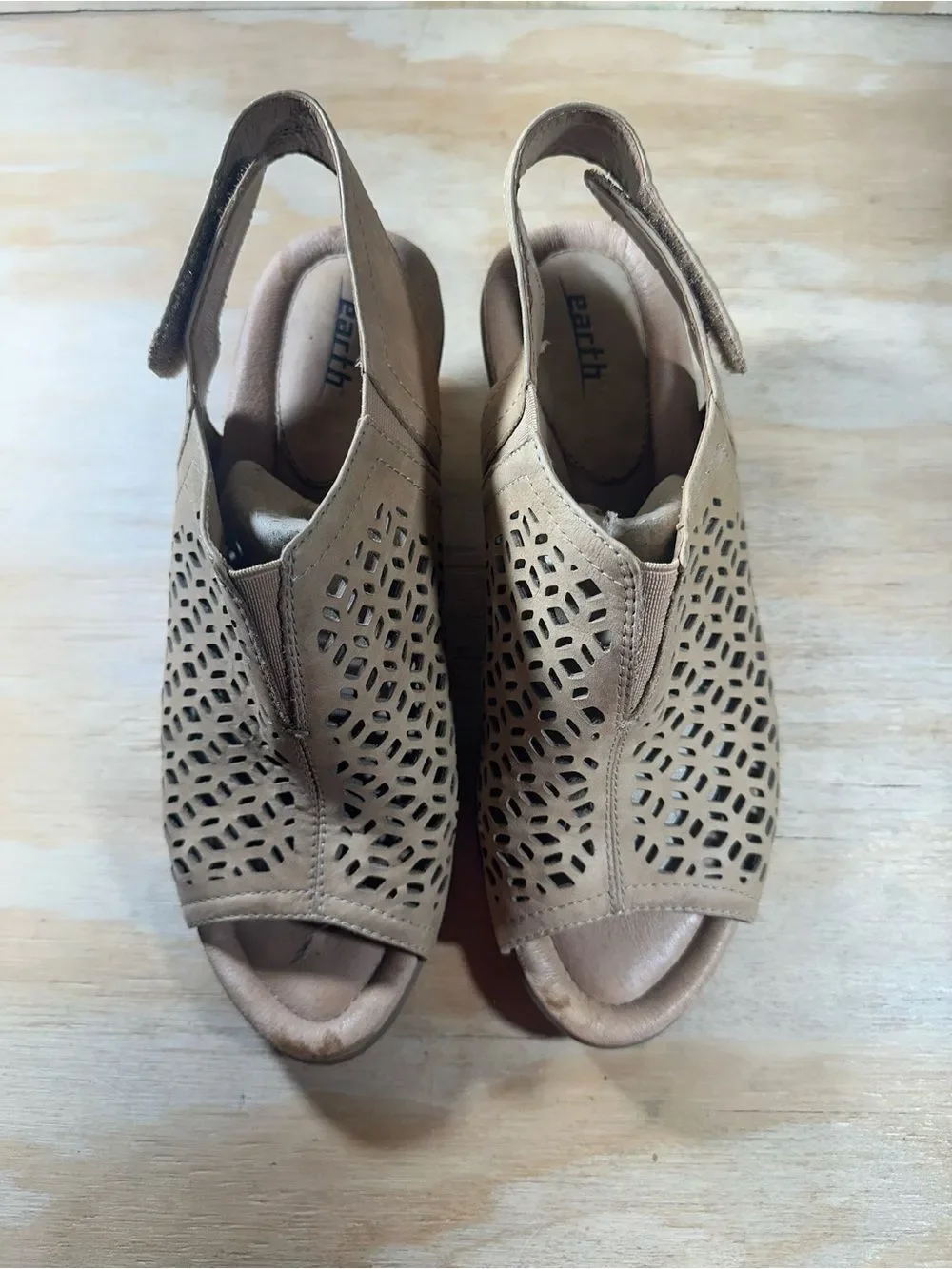 Earth Tan Wedge Sandals Women’s Size 9.5 Wide